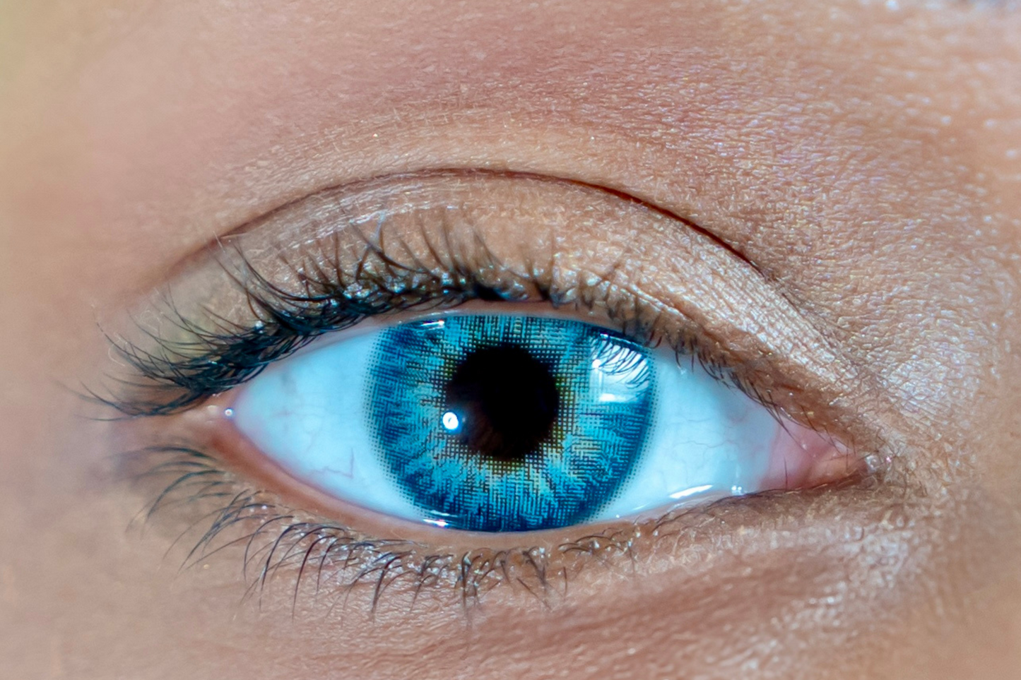 Lentilles de couleur bleue, Le Saphir